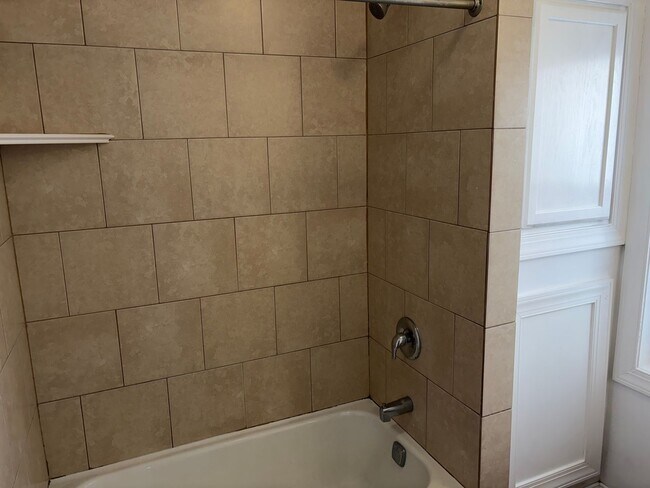 Foto del edificio - Charming 3 Story Brick Townhome Now Available