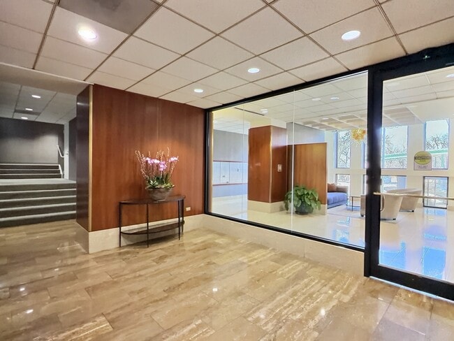 Building Photo - 1660 N La Salle Dr