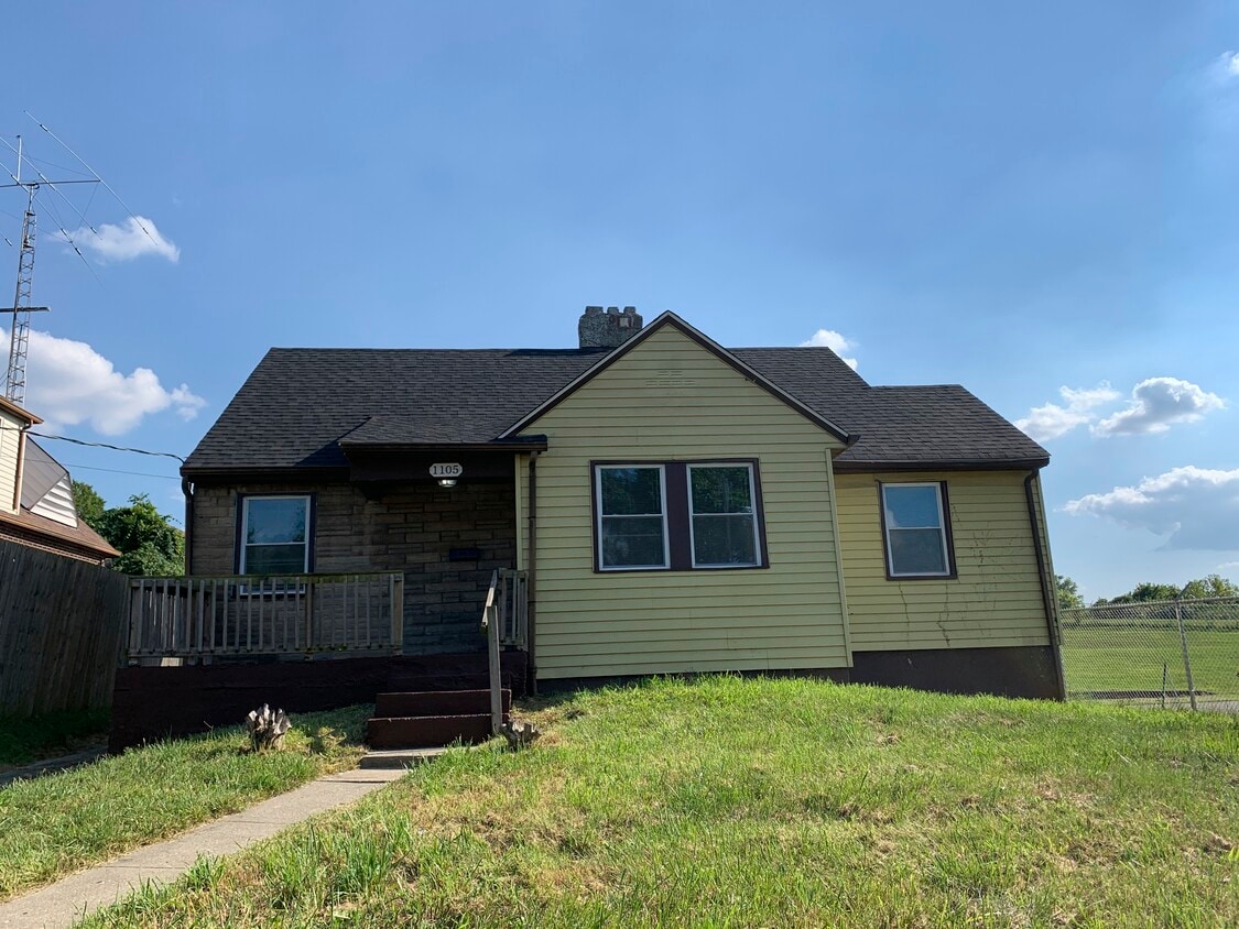 Primary Photo - 1105 Regent Ave