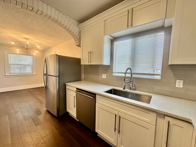 Building Photo - Charming updated 3-Bedroom Bungalow in Nor...