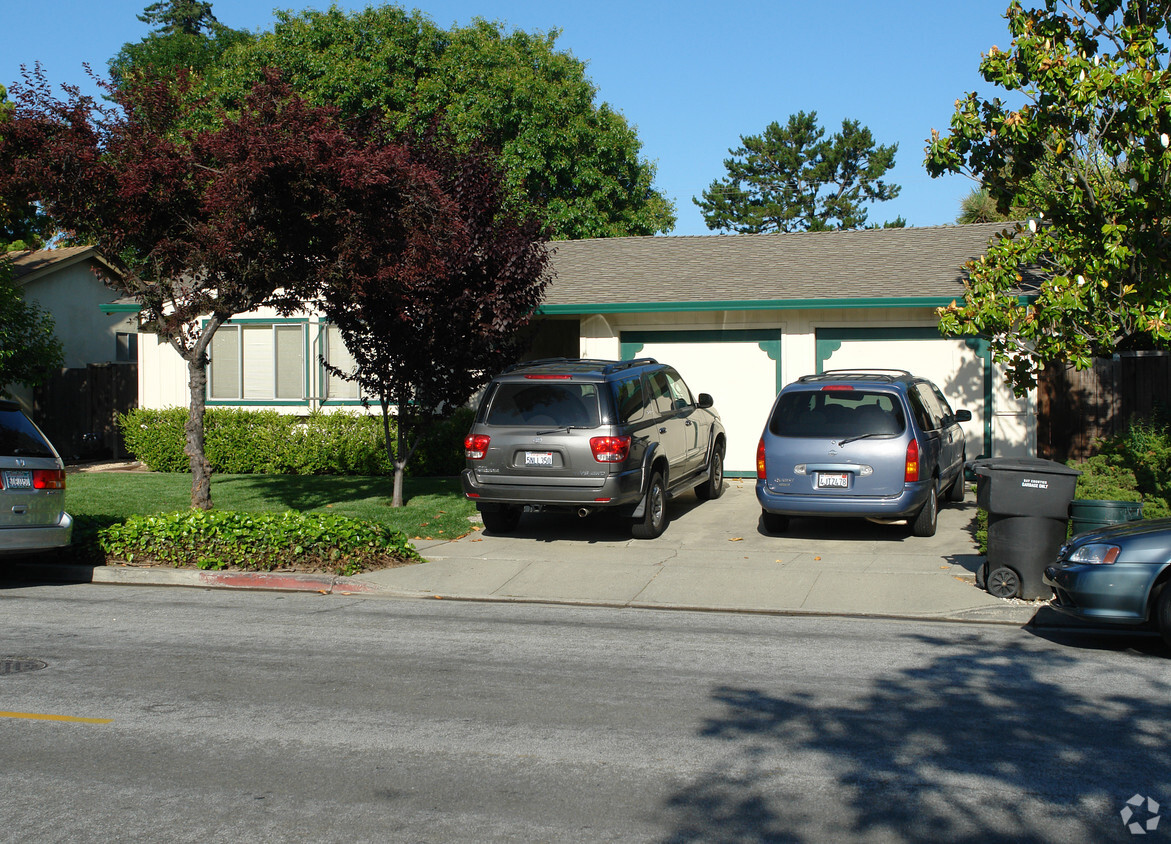 Primary Photo - 1343 Kingfisher Way