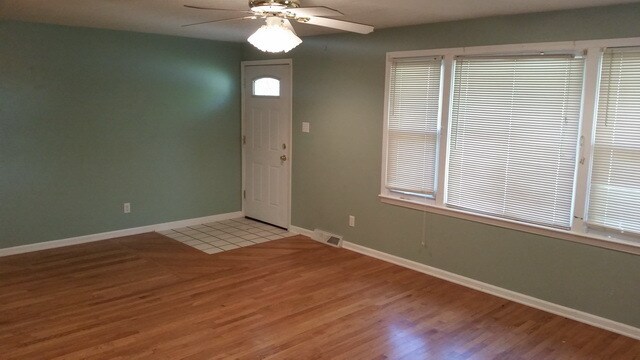 Building Photo - 4 bedroom, 2 bath east side home with upda...