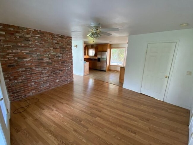 Building Photo - 3 bed, 2.5 bath spacious home with car gar...