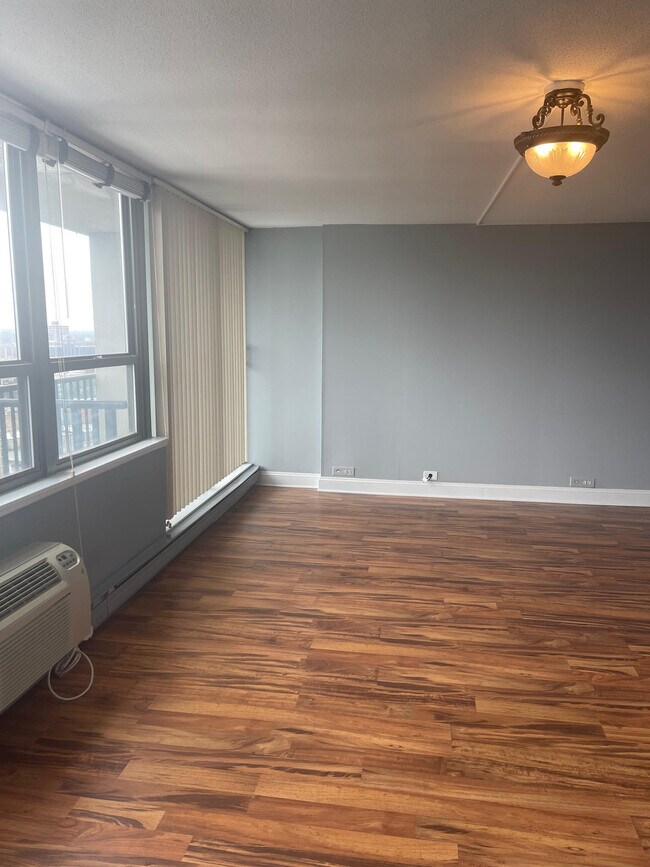 Main Area - 2740 N Pine Grove Ave