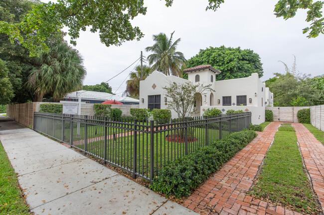 Building Photo - 2911 Poinsettia Ave