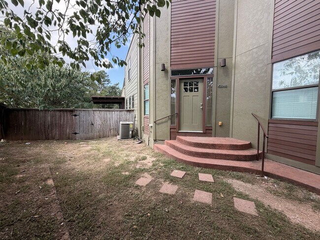 Building Photo - 1038 E 43rd St