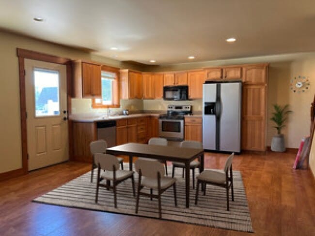 Building Photo - 2027 Lakehills Dr