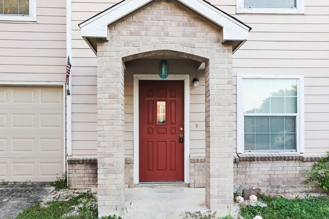 Building Photo - Charming Home Awaits: Spacious & Modern Li...