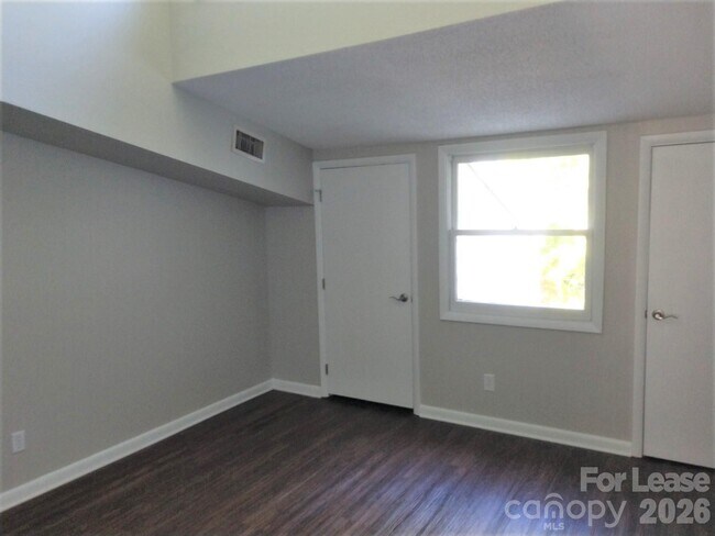 Building Photo - 604 E Iredell Ave