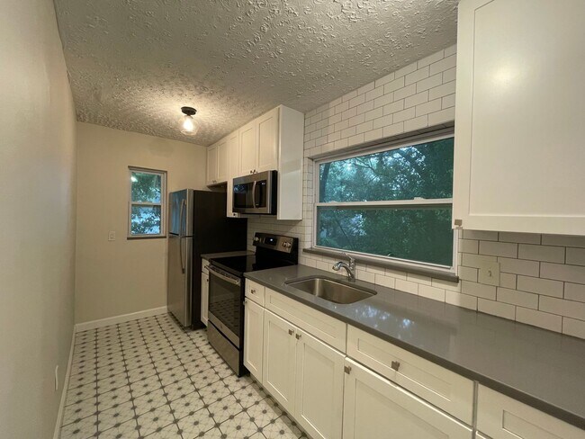 Foto del edificio - Beautiful 1 Bedroom, 1 Bath Apartment in C...