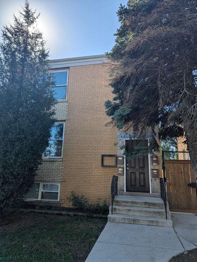 Foto principal - 6949 W Diversey Ave