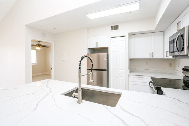 Foto del edificio - ***NEWLY UPDATED INTERIOR W/ MODERN FINISH...