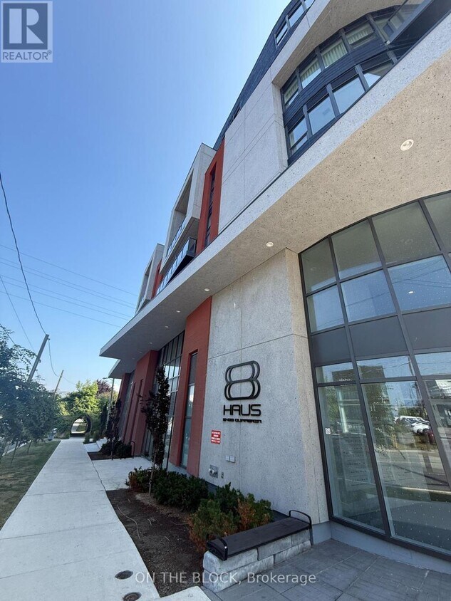 Primary Photo - 2433-2433 Dufferin St