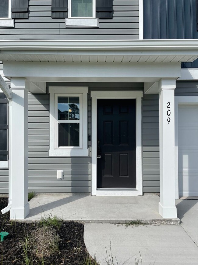 Building Photo - Nice on New Home Place