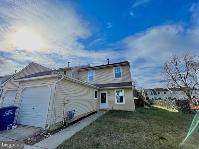 Building Photo - 7 N Hill Dr