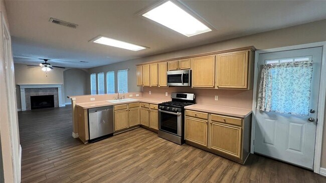 Building Photo - 1810 Manor Cir