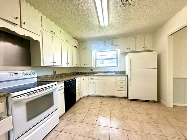 Building Photo - 3Bed/2Bath Available now!