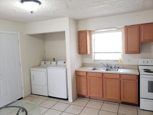 Building Photo - Two Bedroom Duplex In NE Ocala