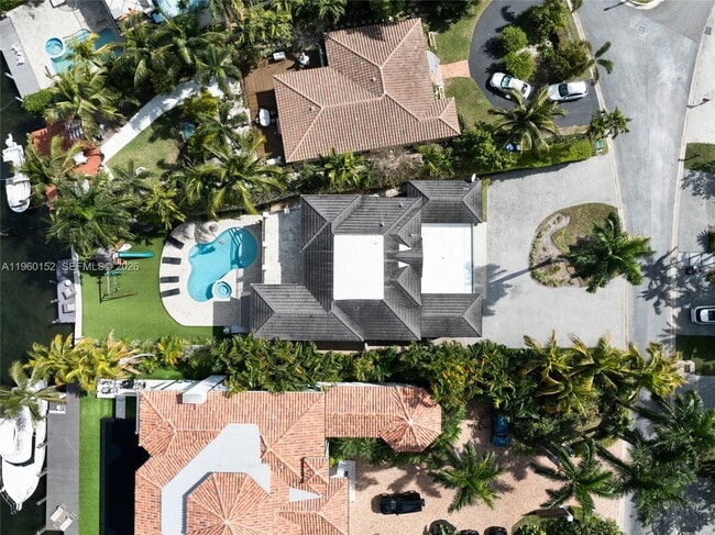 Building Photo - 520 N Pkwy