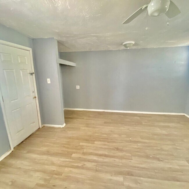 Building Photo - $0 First Month's Rent / $0 Deposit at Move-in