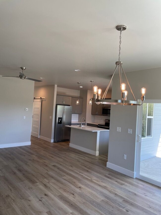Building Photo - Beautiful Modern Condo