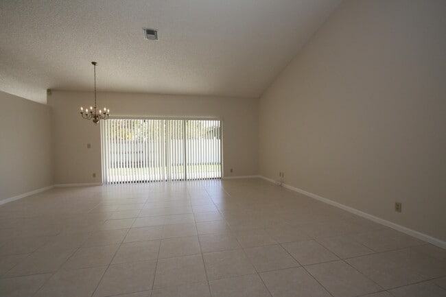 Building Photo - 8050 W Country Club Blvd