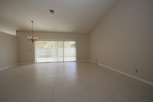 Foto del edificio - 8050 W Country Club Blvd