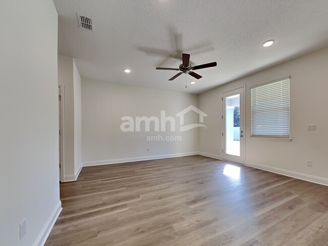 Foto del edificio - 11667 Hillside Dr