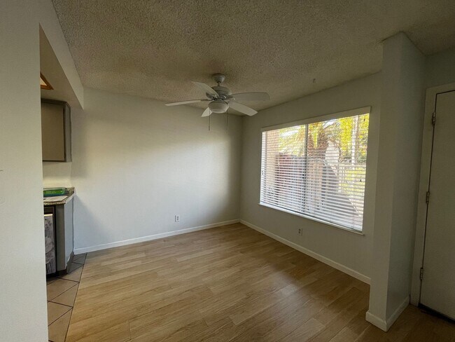 Building Photo - Beautiful 2 Bedroom Townhome with 2 car ga...