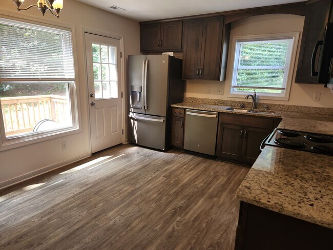 Foto del edificio - Blackstone- 4 Bed 2 Bath Cape Style Home