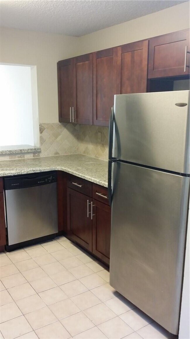 Foto del edificio - 9457 Palm Cir N