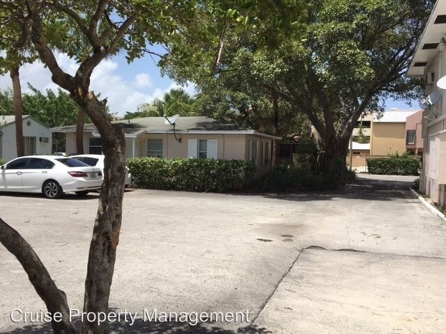 Primary Photo - 306 N Lakeside Ct