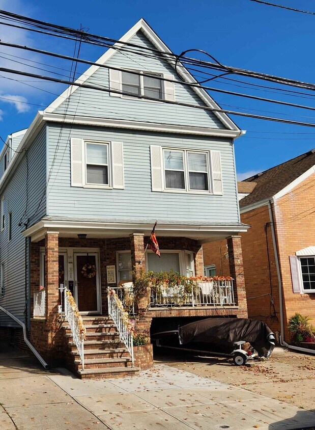 121 W 10th St Unit 3, Bayonne, NJ 07002 Room for Rent in Bayonne, NJ