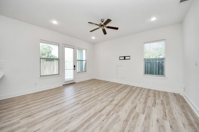 Foto del edificio - 8821 Hollister Pine Ct