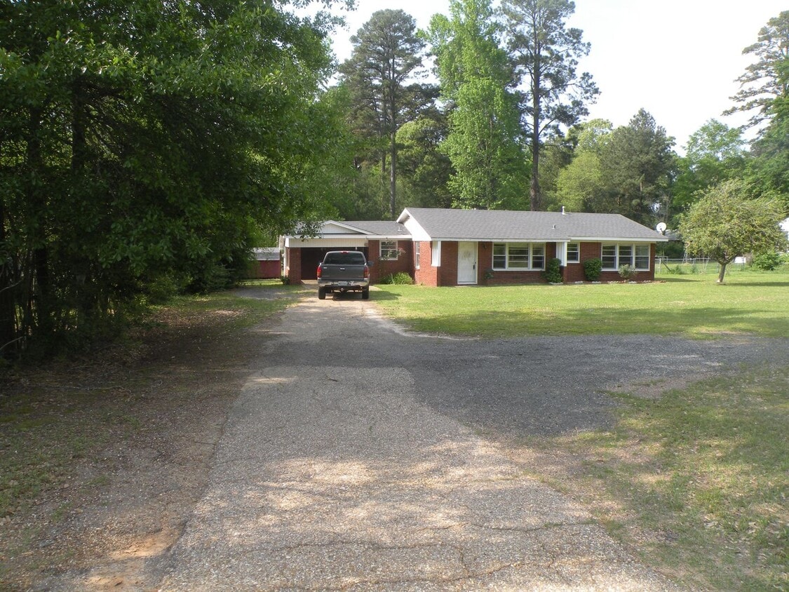 3 BR 1 BA brick home on large lot. - 3  BR 1 BA brick home on large lot.