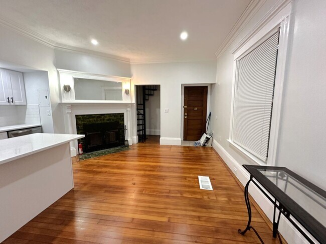 Building Photo - Charming 1-Bedroom in Cleveland Circle