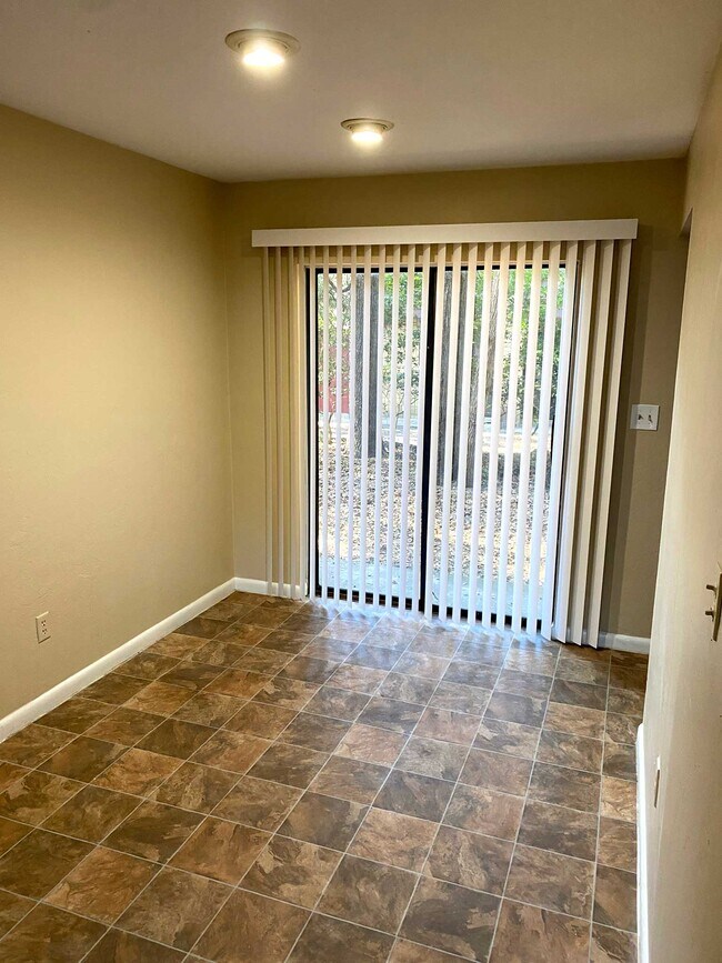Building Photo - 504 SW 67th Ter