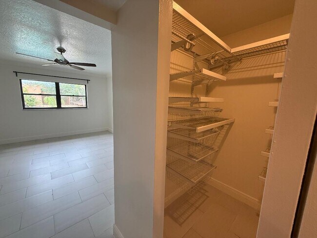 Foto del edificio - 8901 N New River Canal Rd
