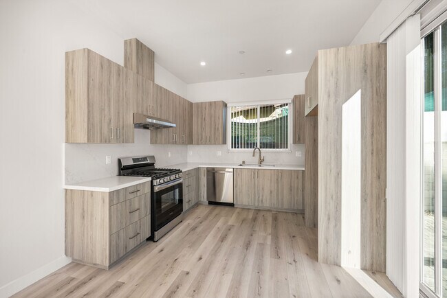 Building Photo - 9686 Stonehurst Ave