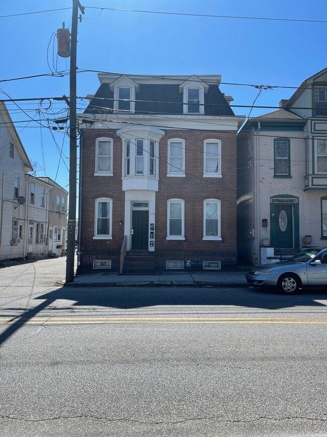 Building Photo - 128 High St