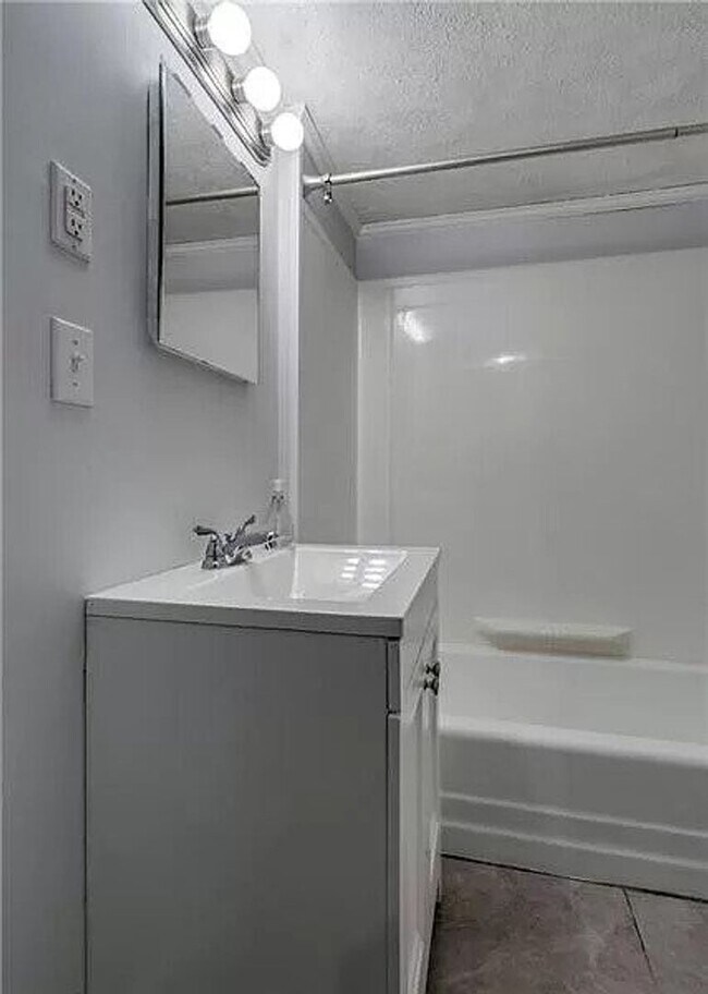 Foto del edificio - Upper Lawrenceville - 2 Bedrooms 1.5 baths.  AVAILABLE AUGUST 2026