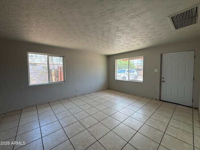 Foto del edificio - 2732 W Luke Ave