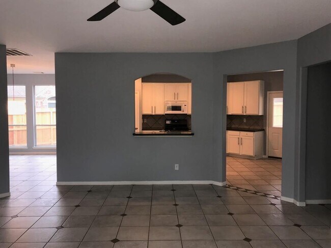 Building Photo - 16446 Sylvan Dale Dr