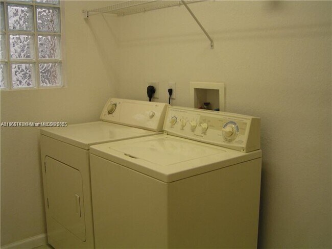 Building Photo - 1309 Alicante Ct