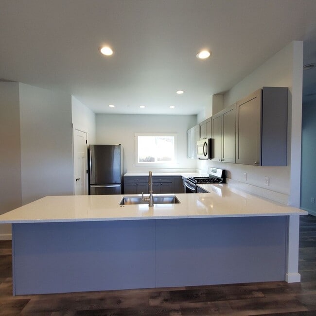 Foto del edificio - Dog friendly Lakeview 3 Bed: 2Bath w/2 Car...