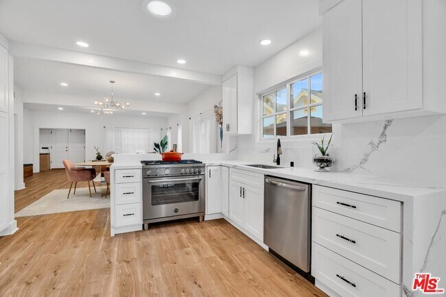 Foto del edificio - 653 N W Knoll Dr