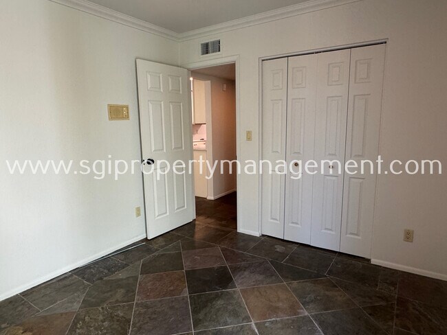 Building Photo - 1023 E Laguna Dr