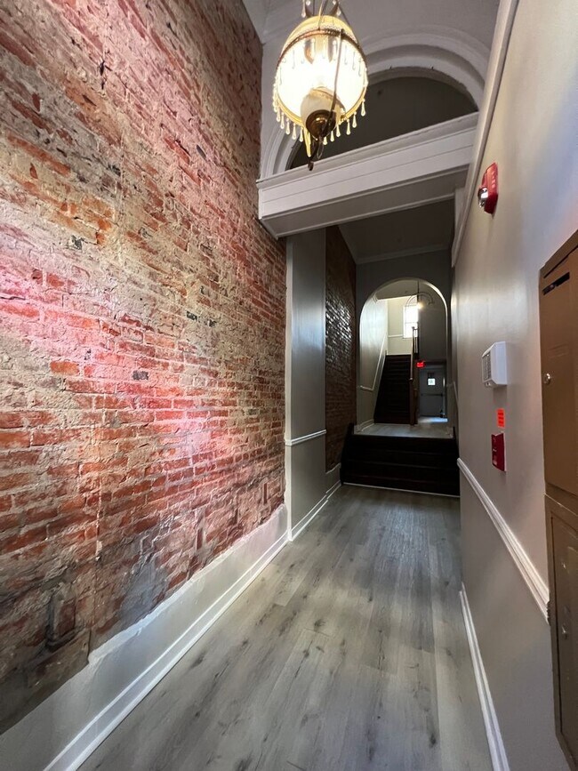 Foto del edificio - Spacious Two Bedroom Apartment in Washingt...