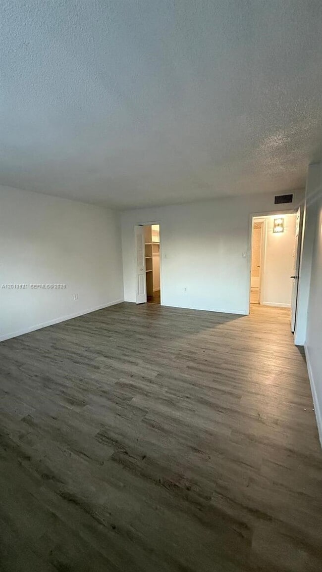 Foto del edificio - 6940 Miami Gardens Dr