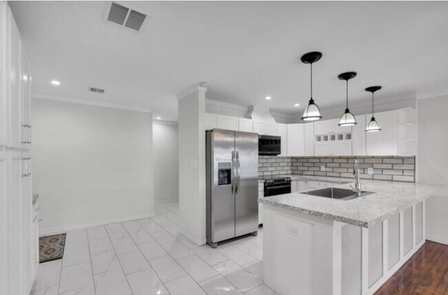 Foto del edificio - 3 Bedroom Newly Renovated  Apartment with ...